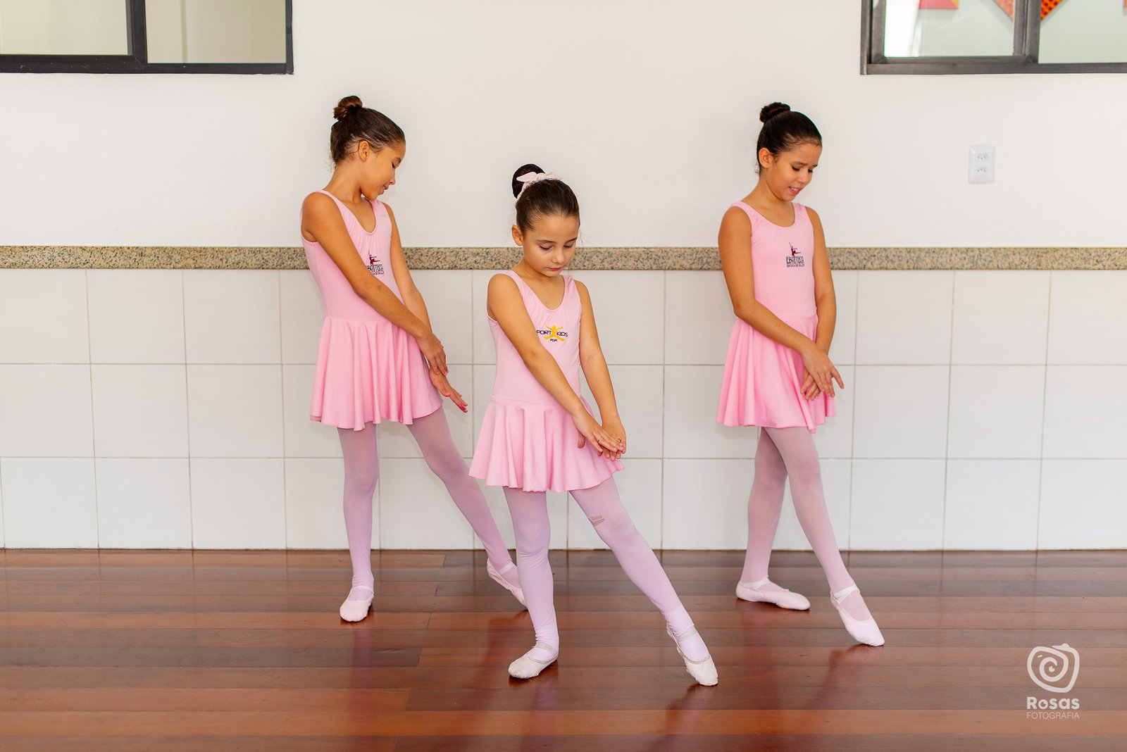 Alunas da Escola Criação em aula de ballet