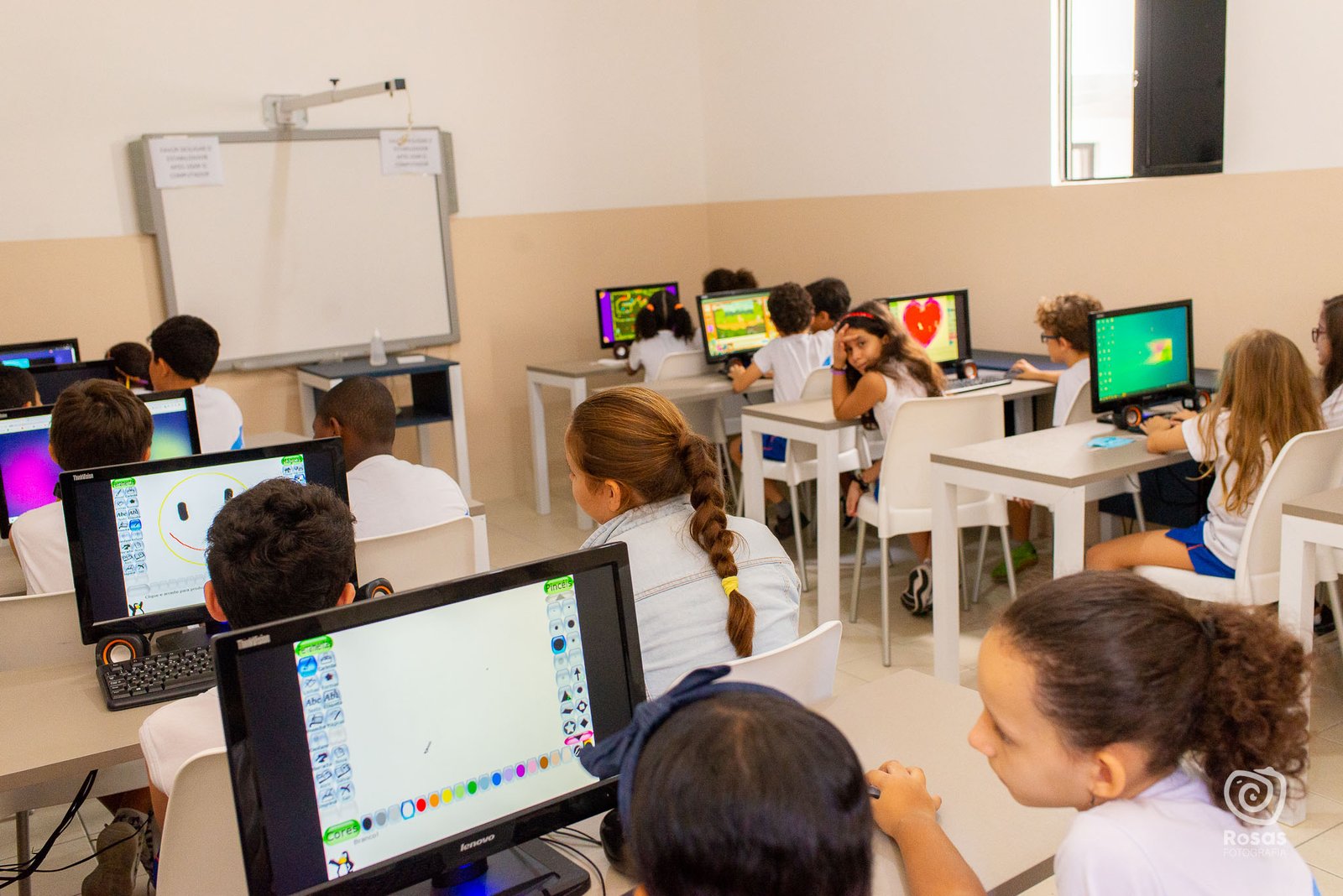 Estudantes do Ensino Fundamental II no laboratório de informática