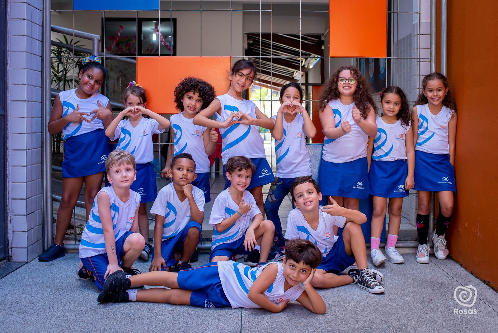 Turma da Escola Criação reunida para foto no pátio