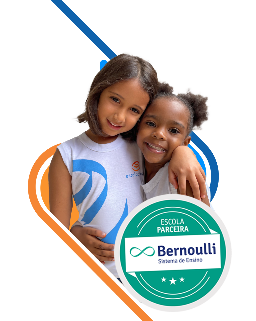 Duas alunas da Escola Criação abraçadas, ao lado do selo Escola Parceira do Sistema Bernoulli